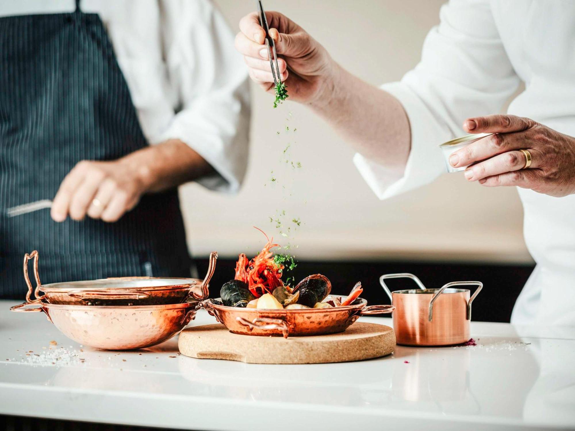 Lisboa 里斯本索菲特大饭店酒店 外观 照片 Chef preparing a meal